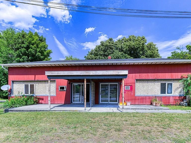 Front of 4 unit Building