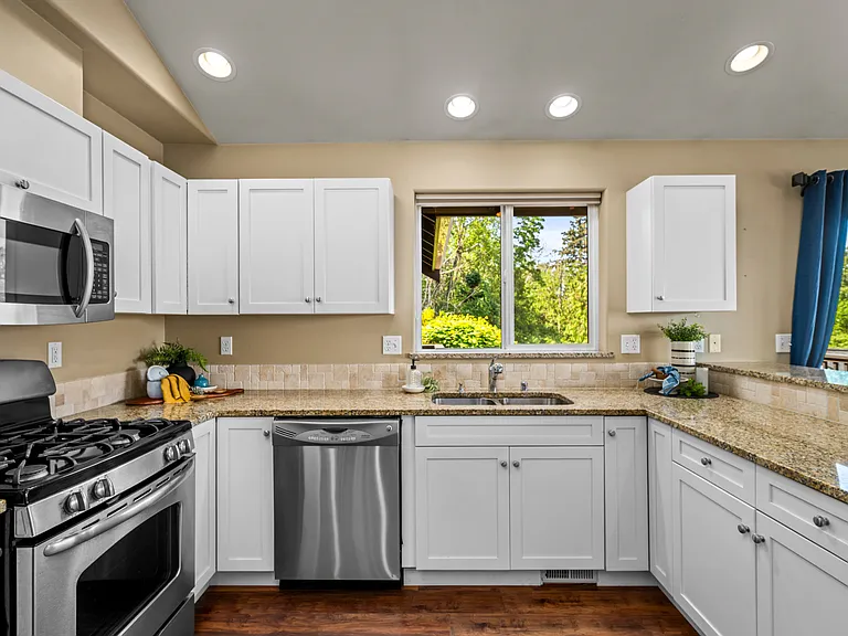 1405 Edwards St — Photo 8