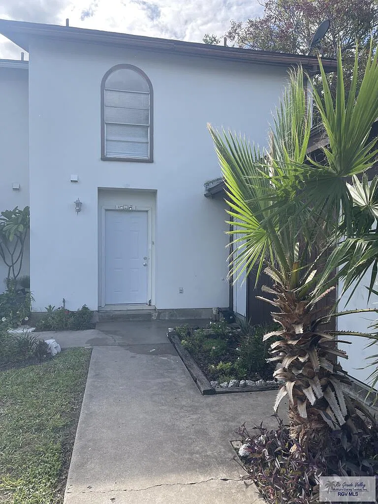 3 bed, 2.5 bath, 1474 sqft, $1,300 — Photo 1