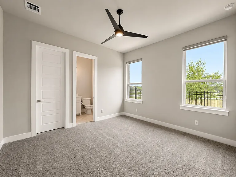 350 Pearland Dr — Photo 8