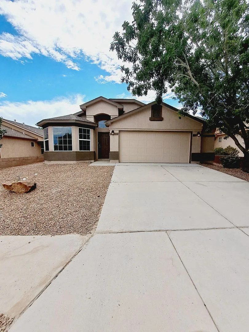 3 bed 2 bath home in Huning Ranch. Great Yard! — Photo 2