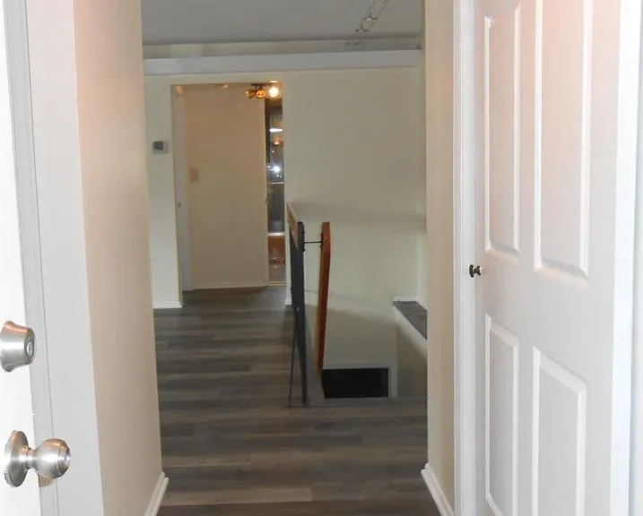 512 Sharon Gdn — Photo 3