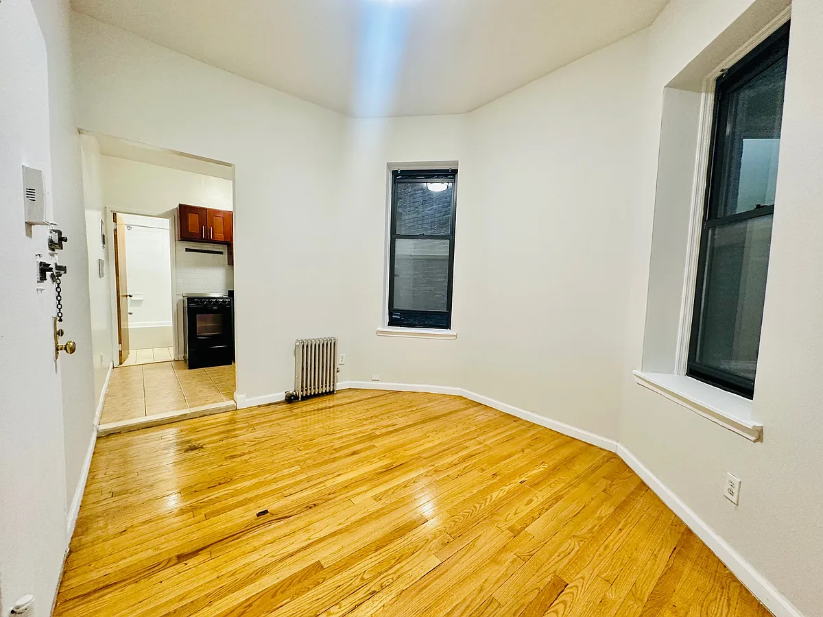 Building Photo - 230 W 24th St #1W