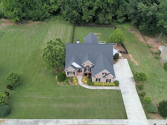 3rd image of 479 Summit View Dr