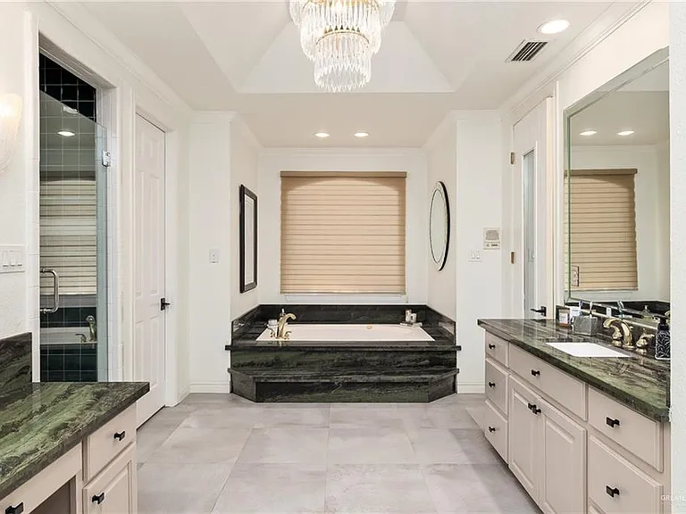 101 Sabine Ct — Photo 8