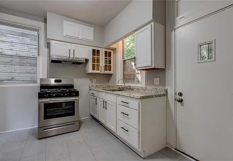 211 W Burgess St — Photo 27