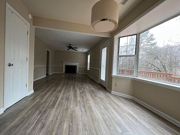 Breakfast nook (11' x 9') opens into family room.