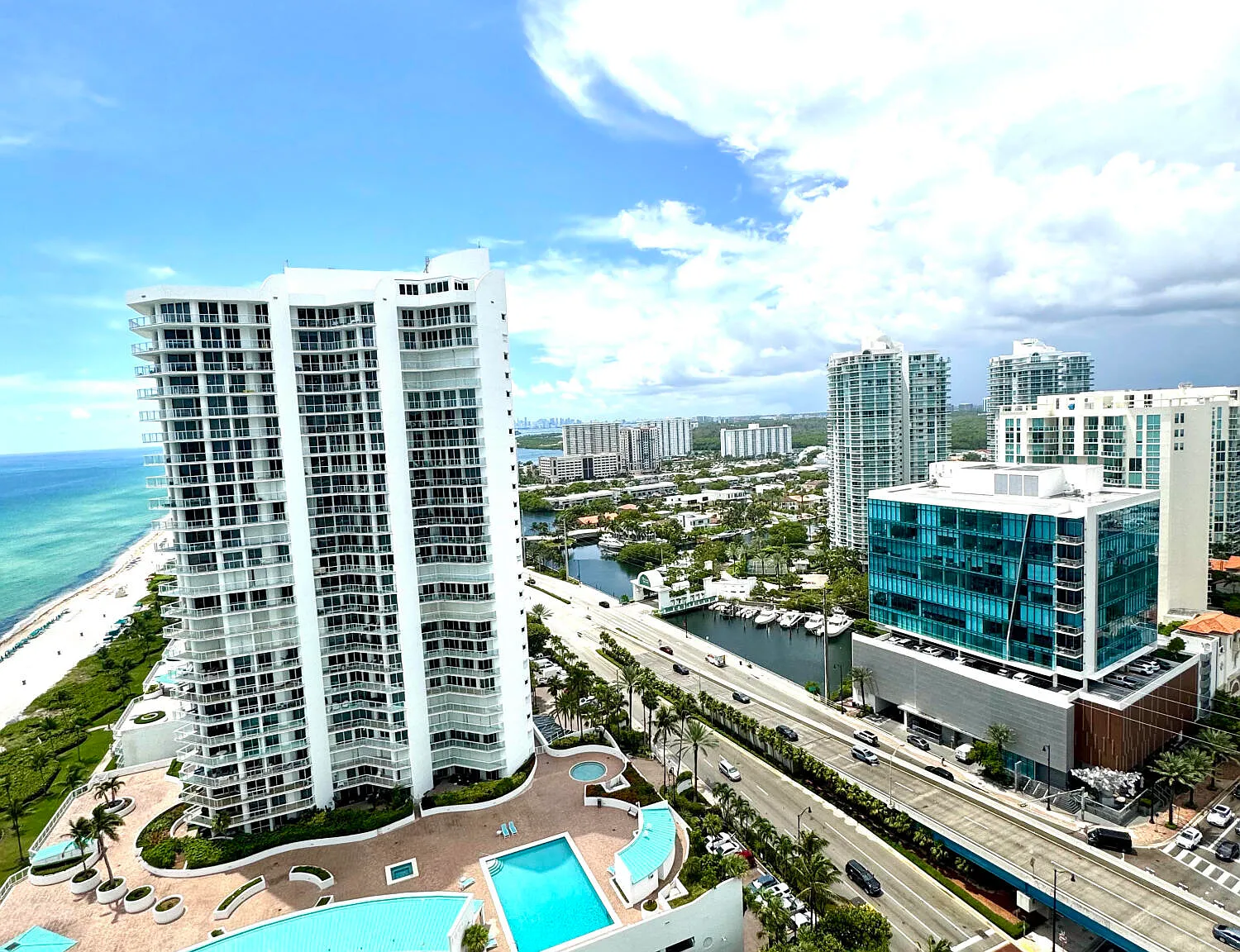 1 bed, 1.5 bath, 1000 sqft, $3,800 — Photo 2