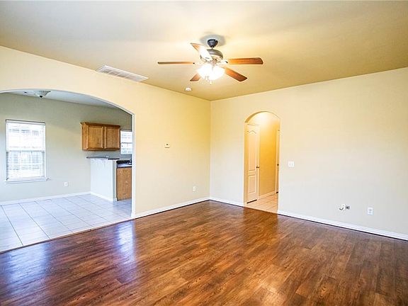 5th image of 323 Copper Oaks Dr