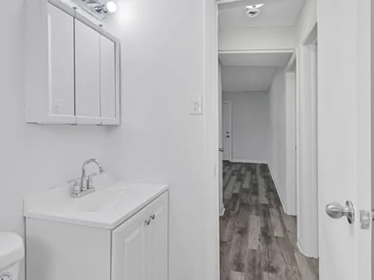 642 Dresden Dr — Photo 15