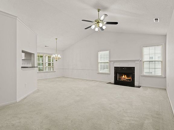 4th image of 302 Cresthaven Pl