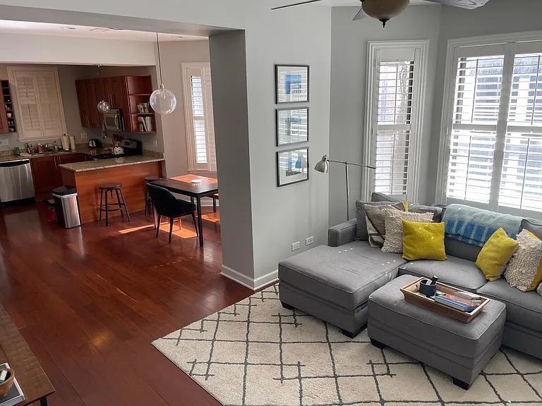 561 W Briar Pl — Photo 2