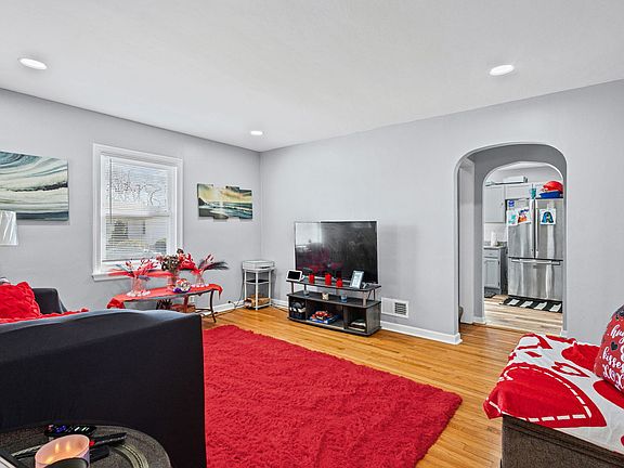 3rd image of 651 Sibley Blvd
