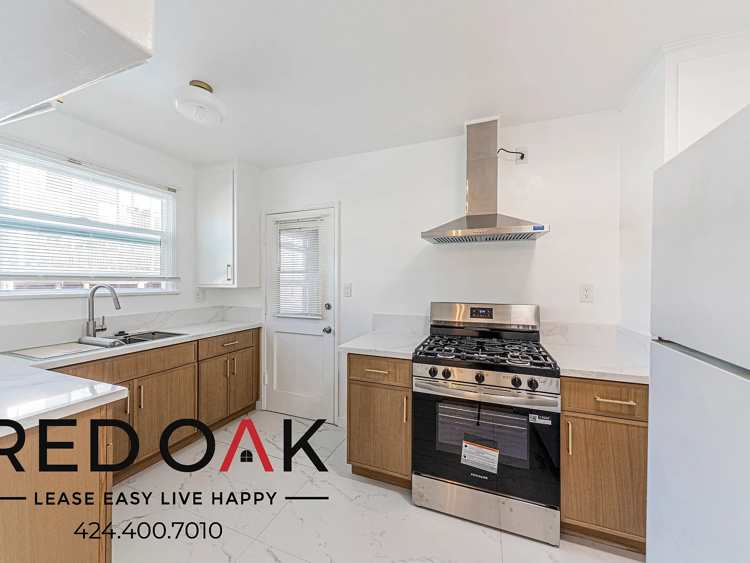 Refined 2-Bed with Stainless Steel Appliances, Air Conditioning, On-Site Laundry and Parking Incl... — Photo 2