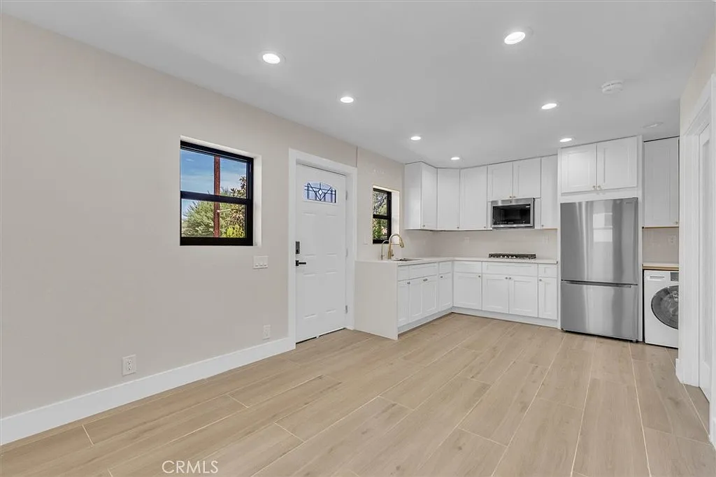 1 bed, 440 sqft, $2,400 — Photo 2