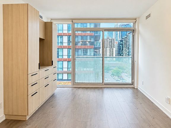 4th image of 501 Yonge St #905