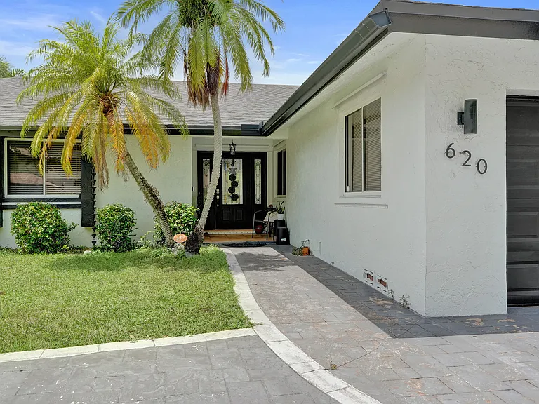 620 SW 100th Ave — Photo 6