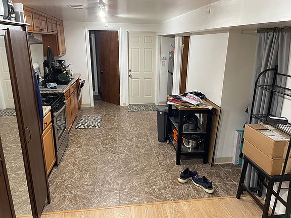 4th image of 1027 W Oakdale Ave