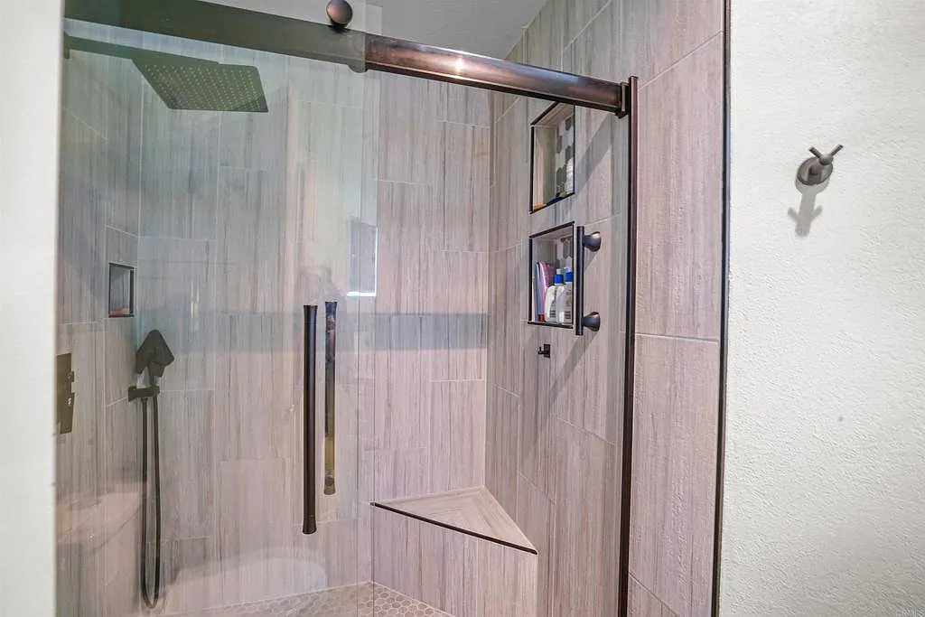 2 bed, 1046 sqft, $3,295 — Photo 3