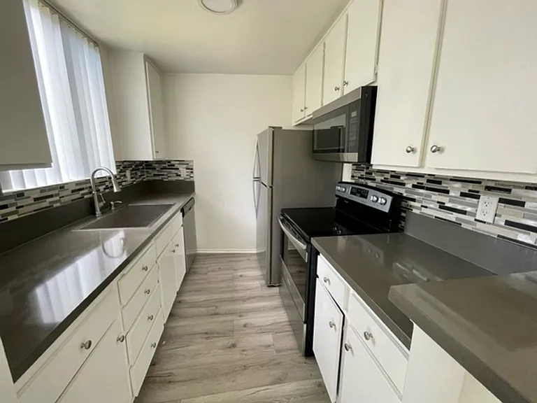 300 W Avenue 37 — Photo 1