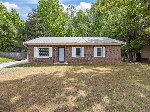 5124 Talltree Dr, Winston Salem, NC 27105