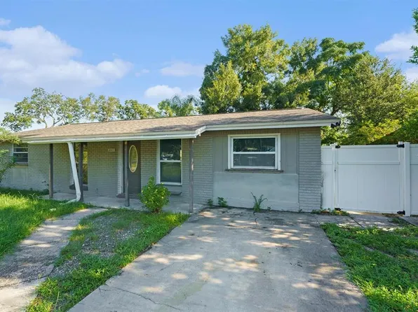 6515 Runningwoods Dr, Tampa, FL 33634
