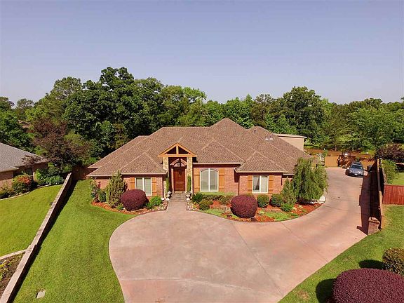 3rd image of 1703 Oakmont Cir