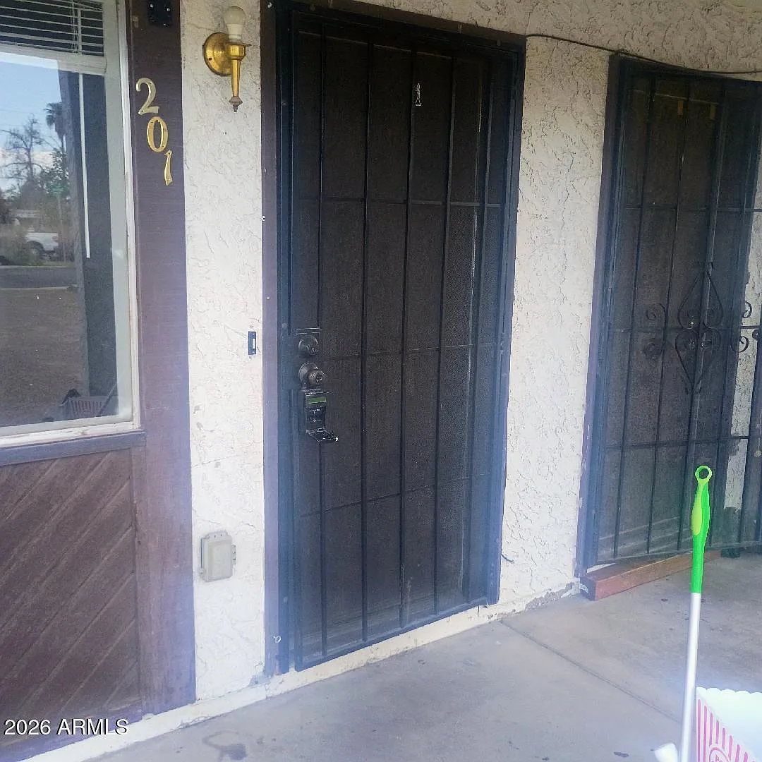 2 bed, 1.0 bath, 876 sqft, $1,300 — Photo 2