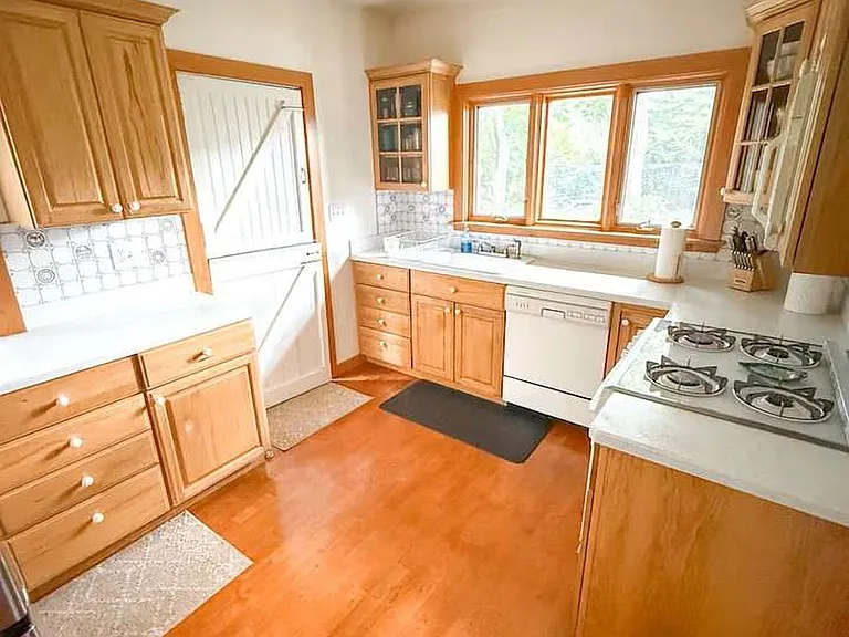 49 Oakwood Rd — Photo 13