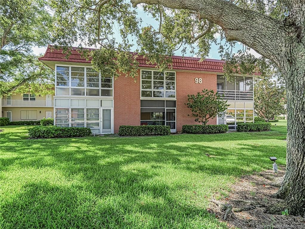 98 Spring Lake Dr APT 205