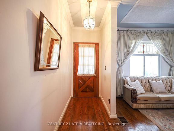 4th image of 869 Pape Ave E