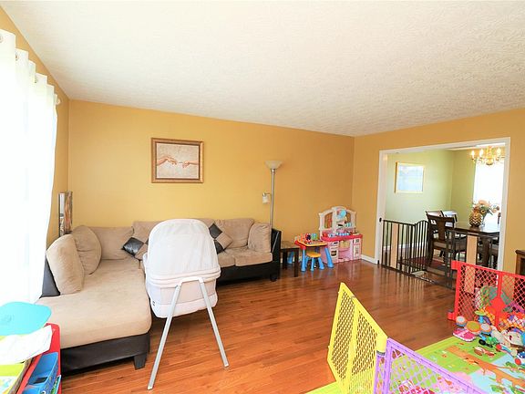 4th image of 132 Primrose Cir