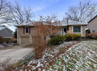 1111 NE Oak Tree Dr, Lees Summit, MO 64086