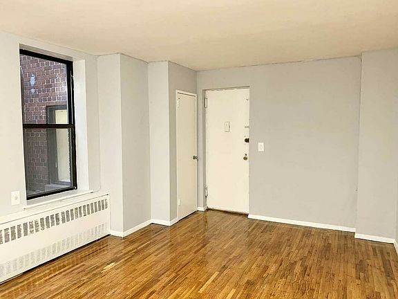 2nd image of 932 Bronx Park S APT 1G