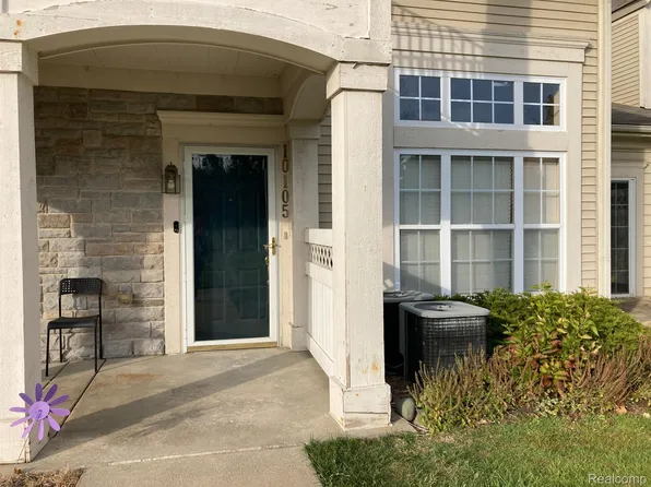10105 W Midway Ct, Walled Lake, MI 48390