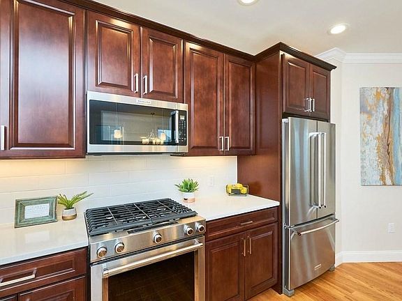 Appliances include gas range