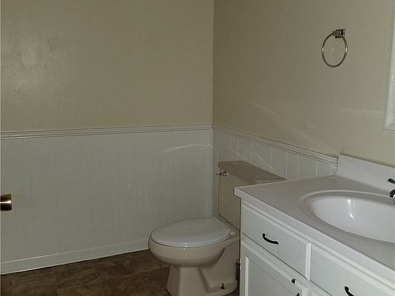 4th image of 2401 Oak St APT A