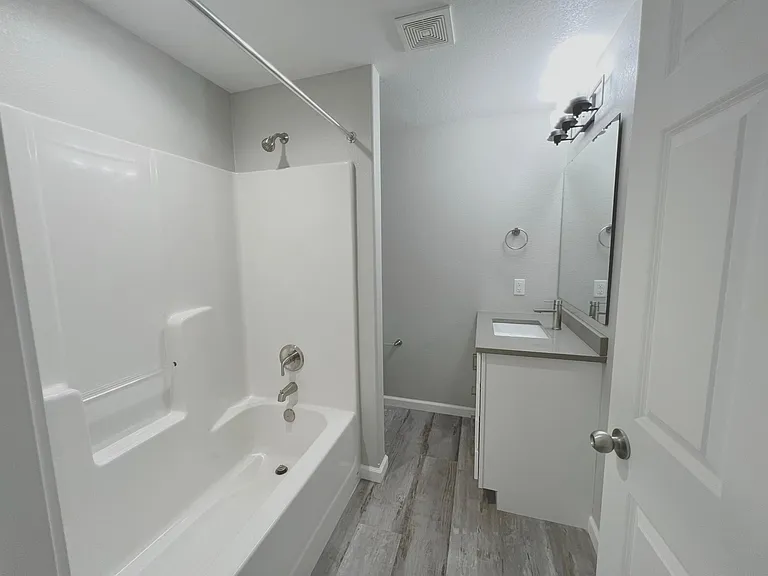 820 Cathy Dr W — Photo 17