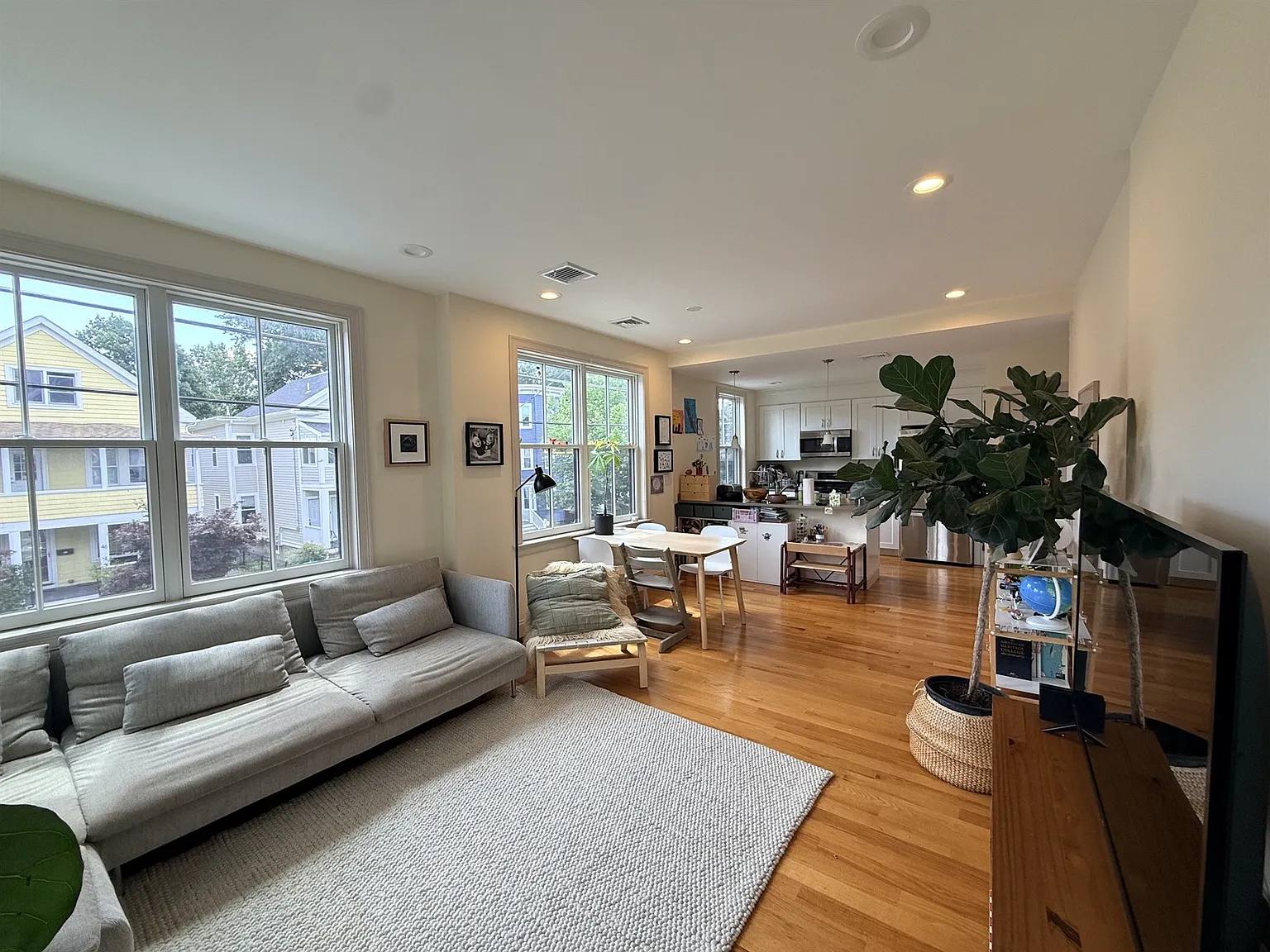 3 bed, 2.5 bath, 2000 sqft, $5,000 — Photo 2