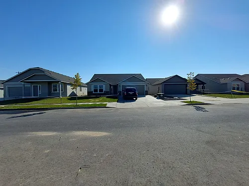 1013 Maple Dr W Photo 1