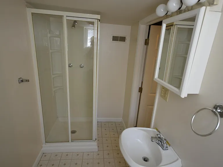 805 Saxon Ave — Photo 22