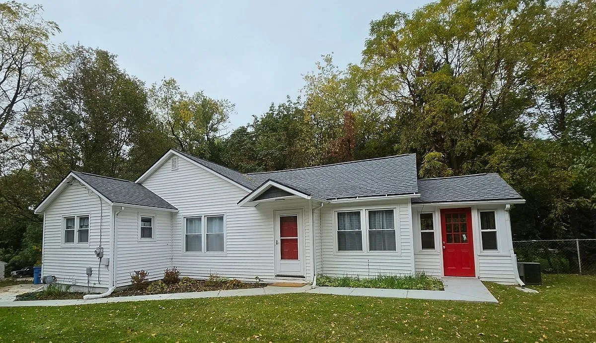 5 bed, 2.0 bath, 2040 sqft, $6,000 — Photo 1