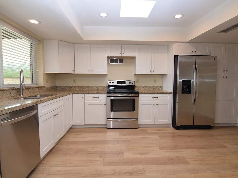 2441 N Calle De Maurer