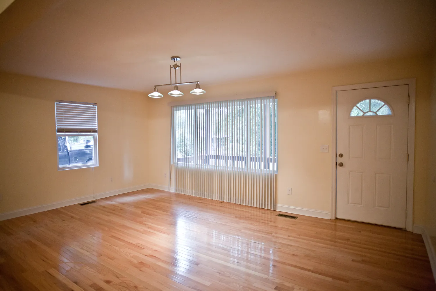 4br House on Knolls — Photo 3