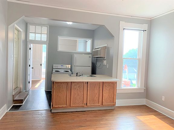 3rd image of 634 S 6th St APT 3