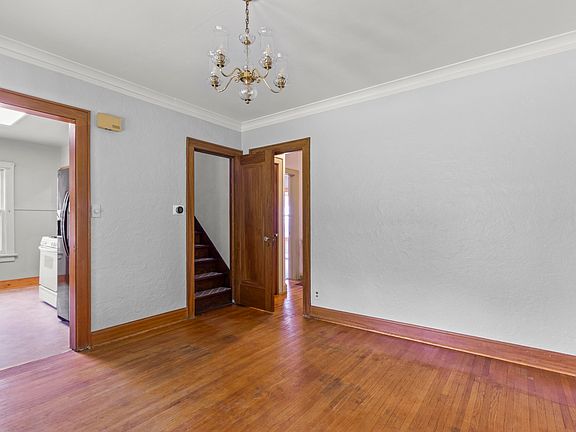 5th image of 831 W Meadows Pl