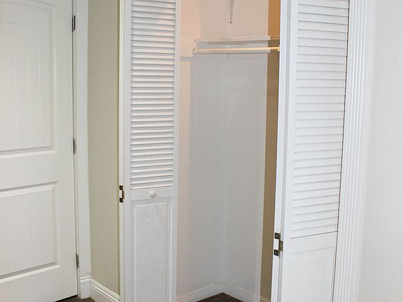 3rd image of 8328 Elmont Ave