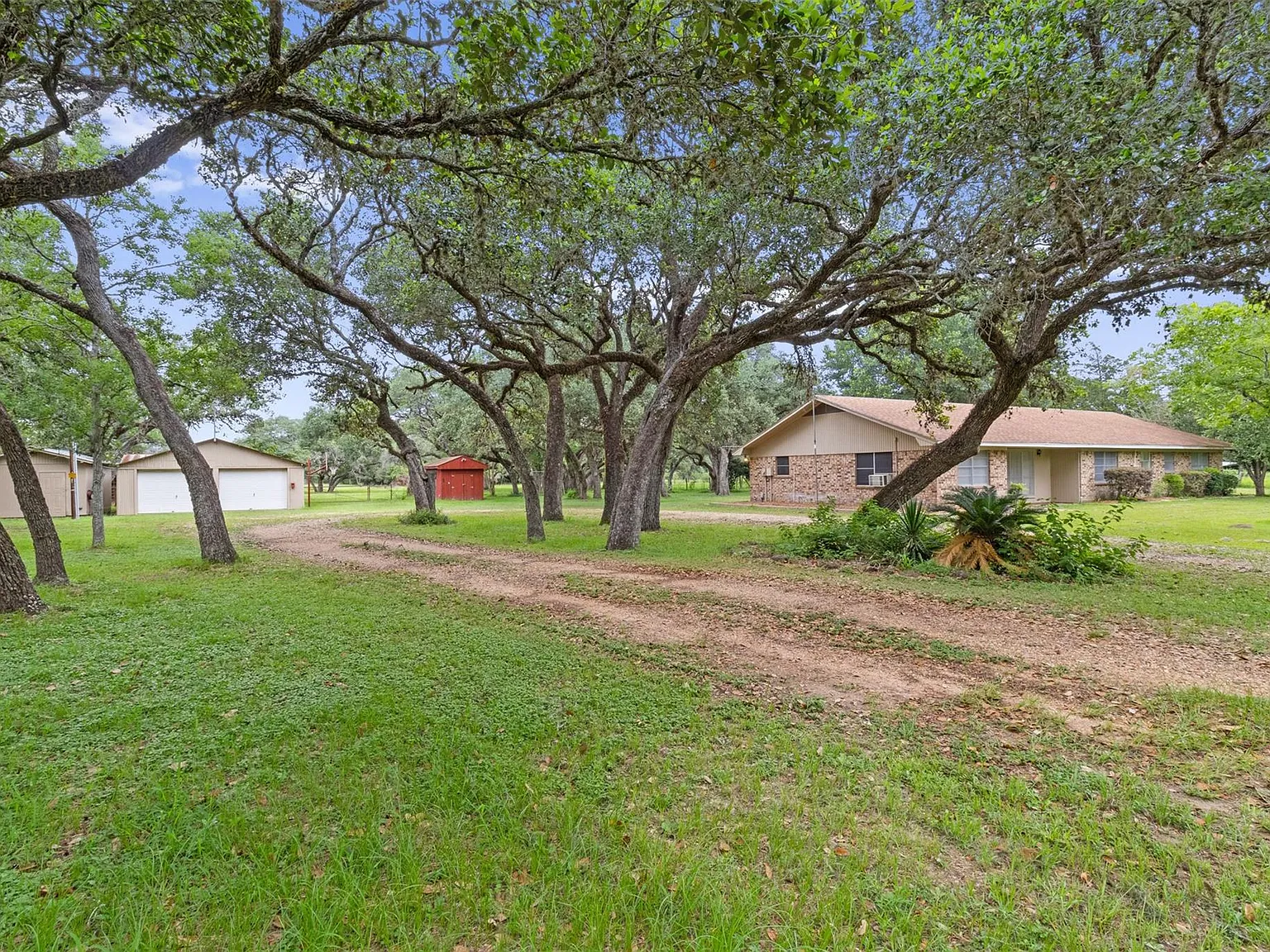 3 bed, 2.0 bath, 2246 sqft, $2,800 — Photo 2