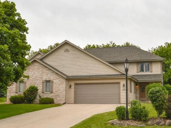 N26W26452 Quail Hollow Rd, Pewaukee, WI 53072
