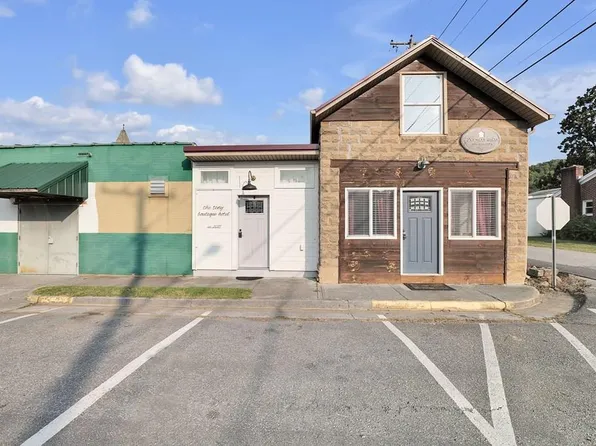 110 S Reynolds St, Damascus, VA 24236